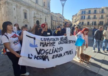 Caltanissetta, crisi idrica: Le mamme del centro storico non si fermano. Sit in a Palermo