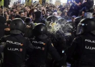 Valencia, scontri tra polizia e manifestanti al corteo contro la <b>gestione</b> della alluvione