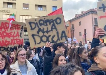 Potenza in rivolta per l'<b>acqua</b>: migliaia in piazza contro la crisi idrica