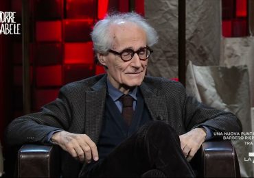 “Perché le democrazie si dimostrano così fragili?”, la risposta di Luciano Canfora - YouTube