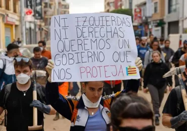 Migliaia in piazza a Valencia per chiedere le dimissioni del governatore Mazón dopo l'alluvione