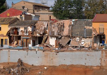 Alluvione a Valencia, edifici sventrati e ponti crollati a Picanya: le immagini della città distrutta