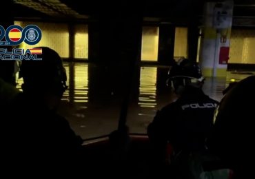 Valencia, dentro il parcheggio allagato del centro commerciale: il sopralluogo della polizia ...