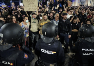 Valencia in piazza contro la <b>gestione</b> dell'alluvione con 220 morti - Nuovo Sud