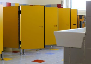 Perdite d'<b>acqua</b>, wc fuori uso e porte distrutte: gli studenti protestano. La dirigente