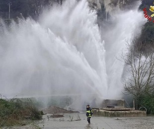Esplode Condotta Idrica a Castel Morrone Fiume d <b>Acqua</b> in Strada Forti Disagi alla Circolazione
