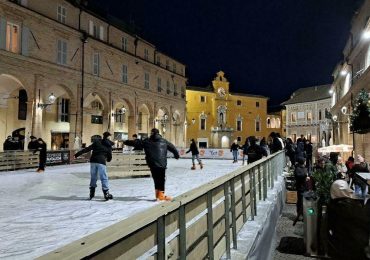 Tutti in pista a Fermo per Natale ma è già polemica: «Il ghiaccio sintetico è più economico e green»