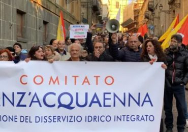 Bollette salate e <b>acqua</b> con il contagocce. Cornuta e mazziata, Enna non ci sta