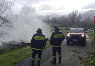 Castel Morrone: Allarme per una grave perdita d'<b>acqua</b> vicino al palazzetto dello sport