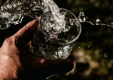 "I sindaci, dopo aver svenduto il nostro patrimonio, si preparano a svendere anche la nostra <b>acqua</b>"