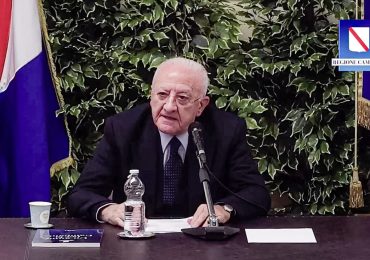 De Luca fa la conferenza di fine anno. Che diventa l'inizio della campagna elettorale per le ...