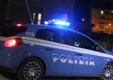 Furto notturno supermercato su via Larovere: i ladri fuggono con il bottino delle casse