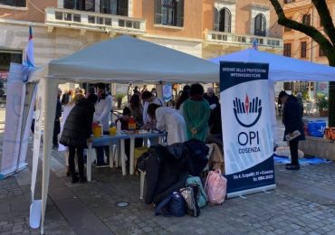 Cosenza: gli infermieri in piazza per la prevenzione «sempre al fianco dei cittadini