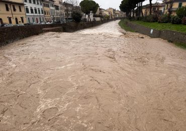 Il maltempo si abbatte sull'Italia: frane in Liguria, bombe d'<b>acqua</b> a Firenze e neve a Trento
