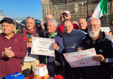 Manfredonia accoglie il 2025 con il Tuffo dalla Scogliera "<b>Acqua</b> di Cristo" - Stato Quotidiano