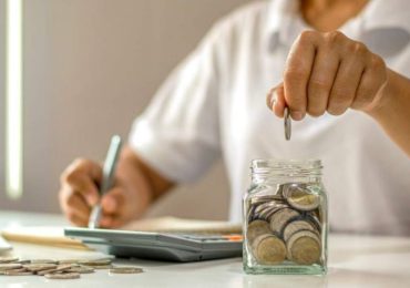 Come <b>risparmiare</b> fino a 800 euro al mese in casa: 10 consigli preziosissimi