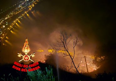Maxi rogo sul Monte Brione a causa dei fuochi d'artificio: per spegnerlo 65mila litri d'<b>acqua</b>