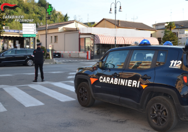 Botte e minacce di morte alla compagna e aggressioni ai figli minorenni