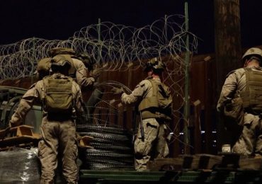 Trump mobilita l'esercito al confine con il Messico: i Marines rinforzano le barriere