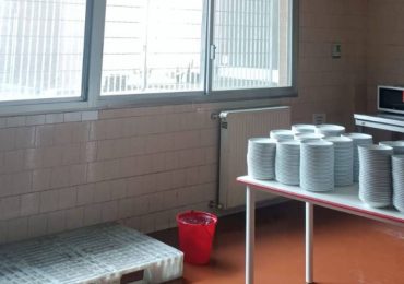 Si rompe un tubo dell'<b>acqua</b> alla scuola "Rigola", mensa off limits e bambini a casa o in aula ...