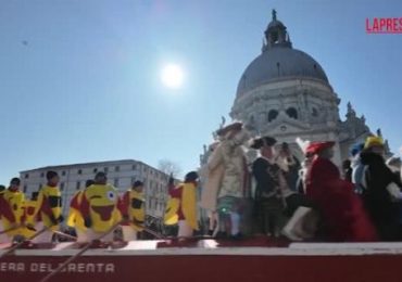 A Carnevale di Venezia, la «Festa sull'<b>acqua</b>» apre l'edizione 2025 | Corriere TV