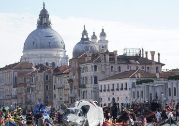 La 'Pantegana' incanta il Carnevale di Venezia sull'<b>acqua</b> - Spettacolo - Ansa.it