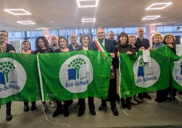 Bandiera verde eco-school per il Troiano Delfico e la direzione didattica: la consegna in Comune