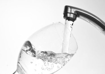 Bolletta dell'<b>acqua</b>, ufficiale l'accisa: 763€ per tutto il 2025 | Ricatto bello e buono - Moralizzatore