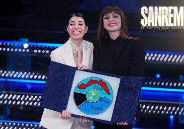 Sanremo 2025 - L'annuncio della vittoria di Giorgia e Annalisa nella serata dedicata alle cover