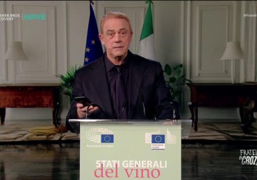 Crozza-Lollobrigida: "L'<b>acqua</b> fa male, tutti quelli del Titanic sono morti d'<b>acqua</b>"