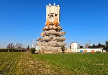 Demolita la vecchia torre dell'<b>acqua</b>: 200 chili di esplosivo e il boato si sente a chilometri di distanza