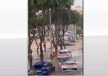 Alluvione alle Canarie, Telde il comune più colpito: auto trascinate dall'<b>acqua</b>. VIDEO