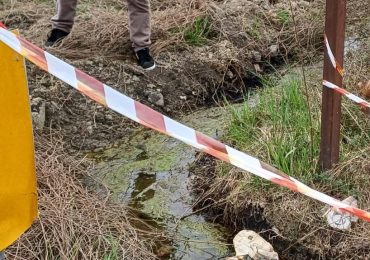 Guasto alla condotta, a Rozzano un lago di <b>acqua</b> potabile. Un lampione ostacola la riparazione