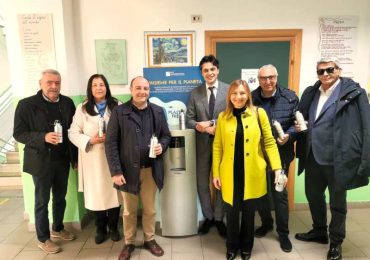 Educare alla sostenibilità: la BCC porta <b>acqua</b> depurata nelle scuole di Locorotondo