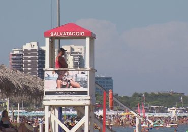 Malore in <b>acqua</b>, a 17 anni si tuffa in mare e salva una donna - Telefriuli