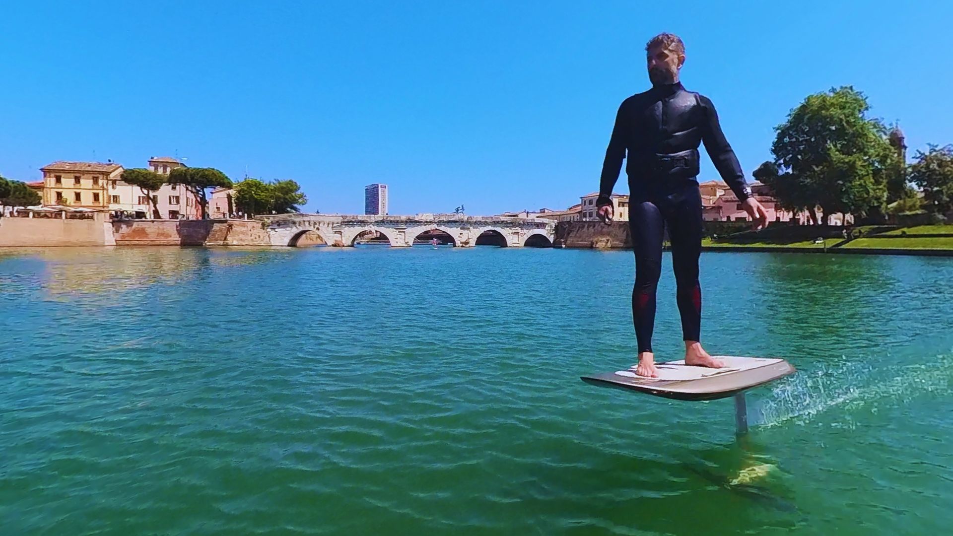 Volare sull'<b>acqua</b> con una tavola da surf a motore: a Rimini scoppia l'"eFoil mania