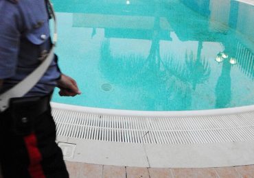 Tragedia in piscina nel Bresciano: non ce l'ha fatta il bambino di 4 anni caduto in <b>acqua</b> ...