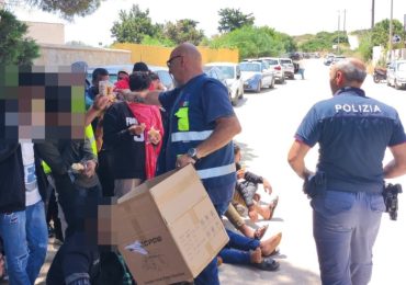 Sbarco di migranti sulla spiaggia di Eloro: offerti <b>acqua</b>, brioches e biscotti - Siracusa News