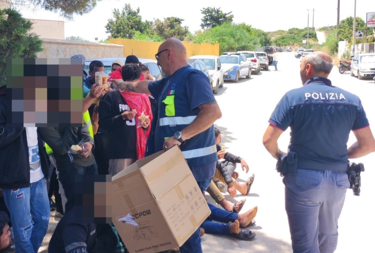Sbarco di migranti sulla spiaggia di Eloro: offerti <b>acqua</b>, brioches e biscotti - Siracusa News