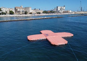 Bari, un grande cerotto sull'<b>acqua</b> per dire stop alle morti in mare: “Cura alle ferite dei migranti”