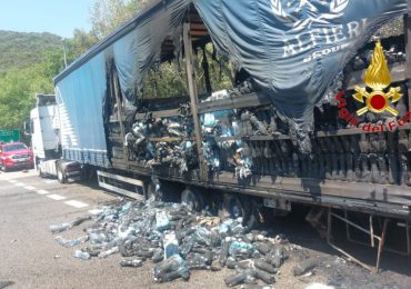 Paura sul raccordo Sicignano–Potenza: incendio coinvolge un autocarro carico di <b>acqua</b> minerale