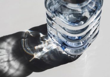 Non solo microplastiche: l'<b>acqua</b> minerale può contenere anche PFAS Materia Rinnovabile