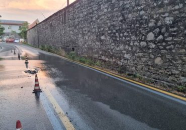 Si rompe tubazione dell'acquedotto, allagamento all'Acquasanta. Traffico interdetto ai mezzi ...