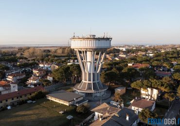 Risparmia ogni goccia, la torre di Lignano si illumina contro lo spreco di <b>acqua</b> - Friuli Oggi