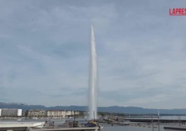 Centinaia di litri d'<b>acqua</b> sparati a 140 metri d'altezza: ecco «Jet d'eau - Corriere Tv