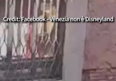 Gondola si ribalta a Venezia e i turisti finiscono in <b>acqua</b> - Short Video - Ansa.it