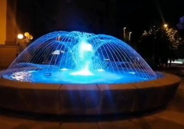 E' tornata a cantare la vecchia fontana al centro della piazza. Giochi d'<b>acqua</b> e di luce e un ...