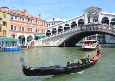 Venezia, nuovo incidente in laguna: si ribalta una gondola e i turisti finiscono in <b>acqua</b>
