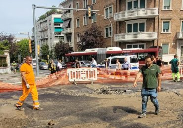 Esplode tubatura, via Mazzini in tilt, tra <b>acqua</b> e traffico: “Come un geyser”. Ecco cosa è successo
