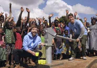 I creator MrBeast e Mark Rober hanno raccolto oltre 40 milioni di dollari per garantire <b>acqua</b> ...